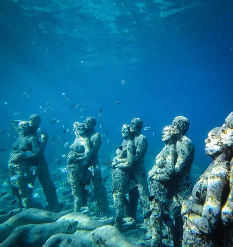 GILI MENO WITH KIDS